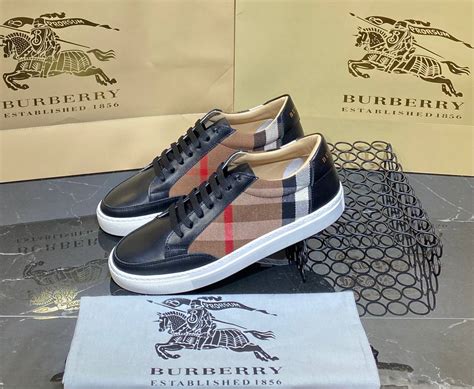 Burberry Kadın Siyah Ayakkabı 8043315 .